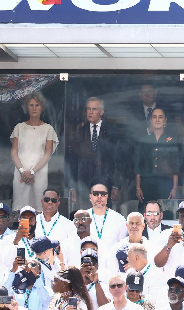 El primer ministro canadiense Mark Carney y su esposa Diana Fox Carney junto a la presidenta de México Claudia Sheinbaum.
