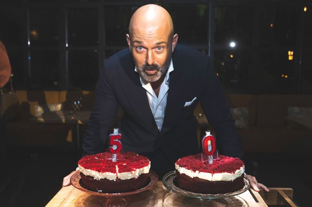 Jorge Ventosa, feliz de cumplir 50 con dos deliciosas tartas de cumpleaños