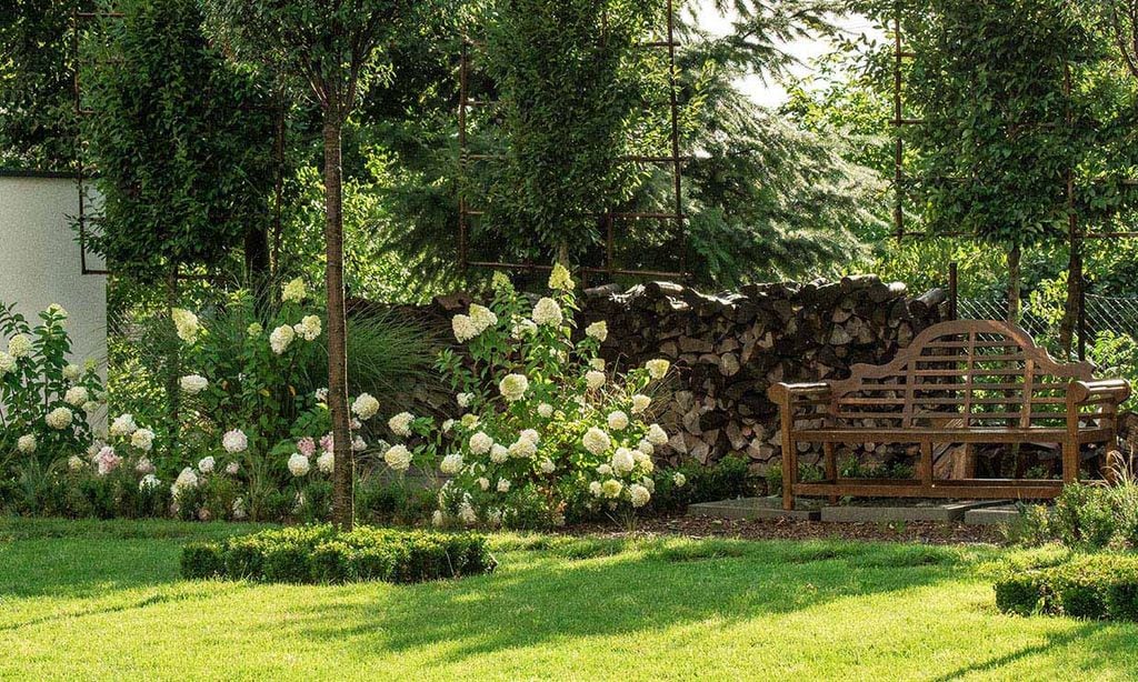 Mantillo plantas jardin, con hortensias de fondo