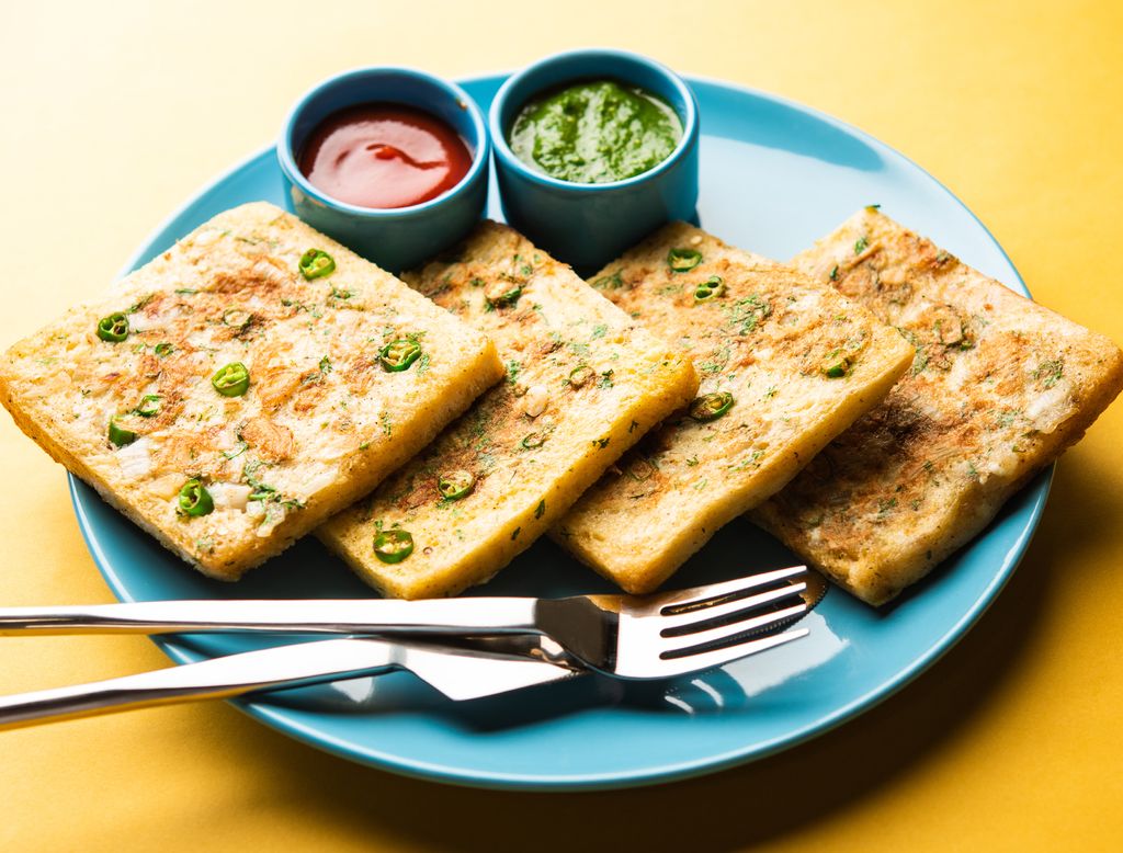 El bread omelette es un desayuno muy popular en India, especialmente en puestos callejeros.