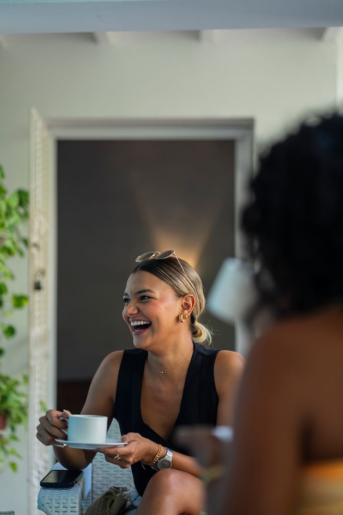 chica riendo cafe