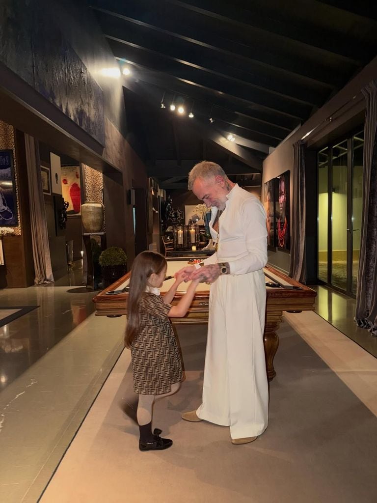 Blu se convirtió en la protagonista de las fotos de su papá, Gianluca Vacchi