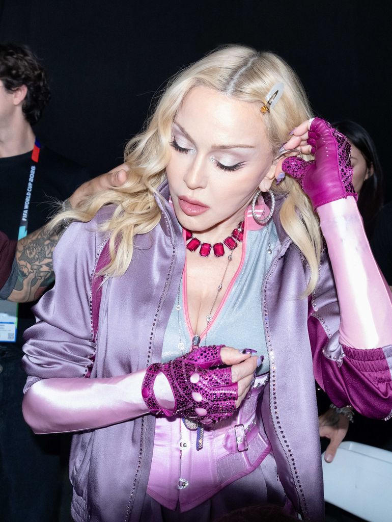 Madonnna lleva un 'look' en los tonos de su nuevo álbum Confessions II.