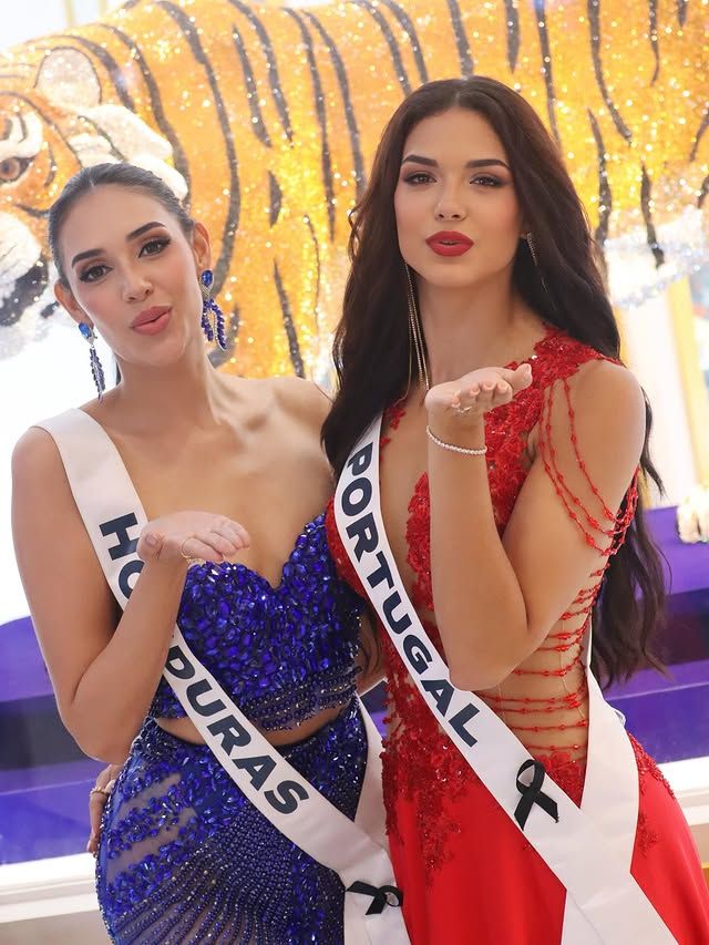 Esta sencilla cinta negra ha recordado al mundo que la gracia y la solidaridad también forman parte del espíritu de Miss Universe.