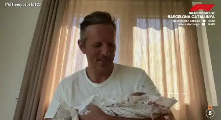 Joaquín Prat, con su pequeña en brazos