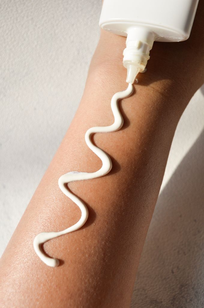 El protector solar (equivalente a dos dedos de producto) siempre debe ser el último paso de tu rutina de skincare.