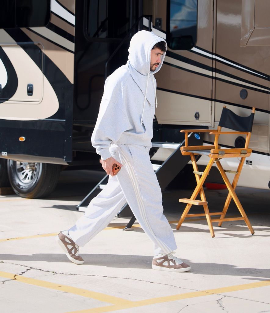 Bad Bunny intentó pasar desapercibido con una sudadera con capucha.