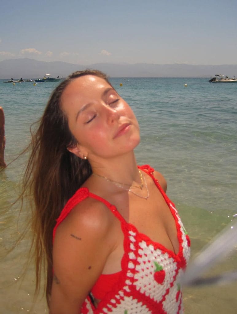Evaluna posó junto al mar parisino