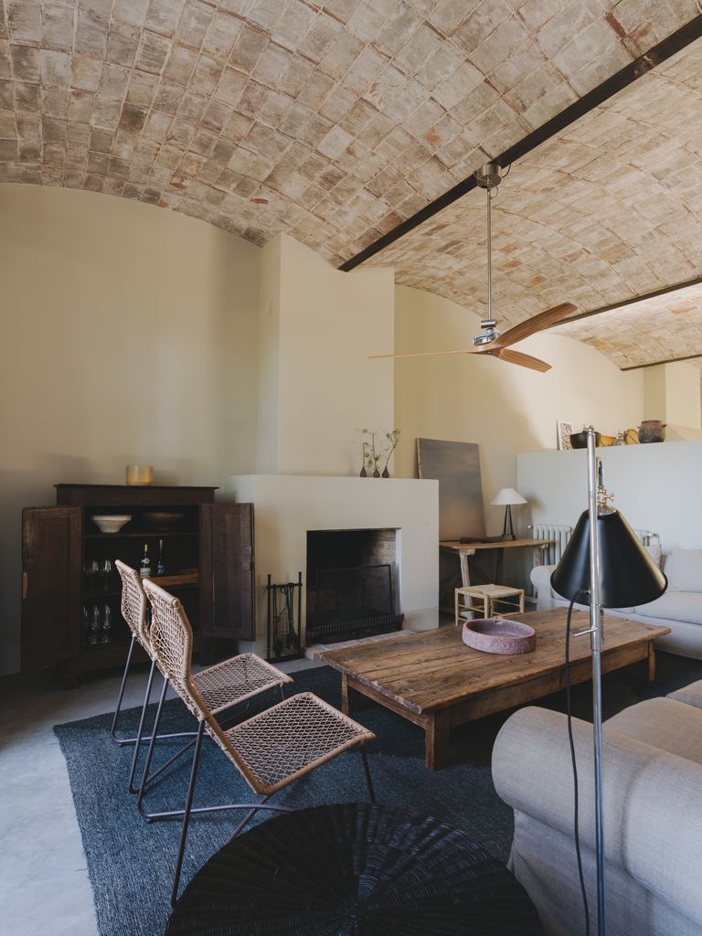 Salón con chimenea y techo de bóvedas