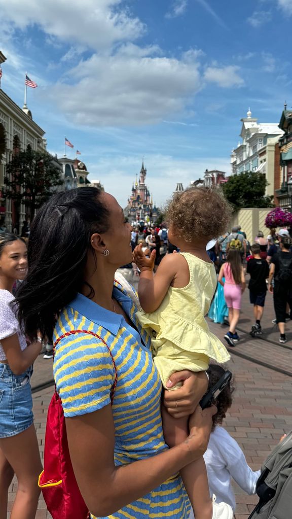 Ana Peleteiro, con su hija Lúa