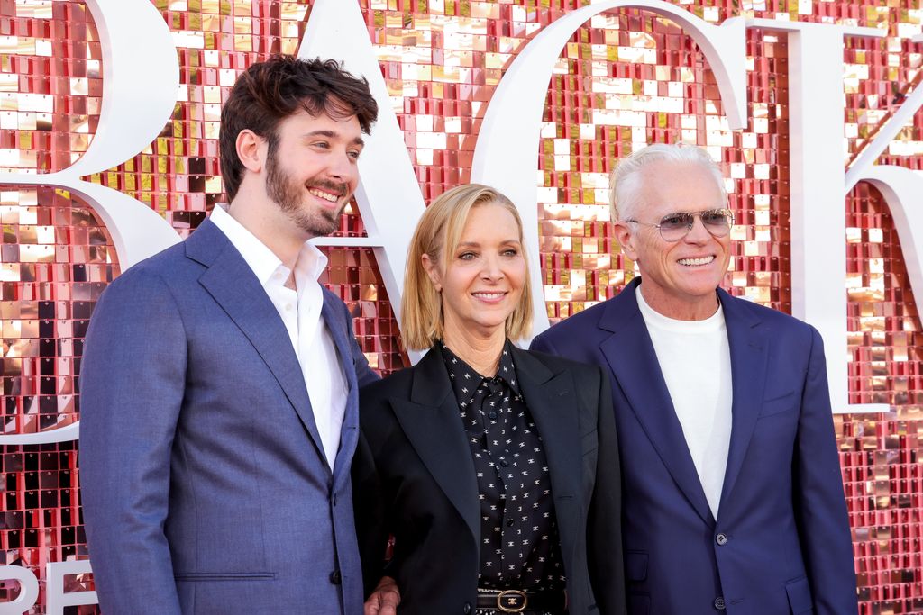 Lisa Kudrow arropada por su hijo Julian y su marido, Michel Stern, en el estreno de "The Comeback" en Los Angeles, el 19 de marzo de 2026
