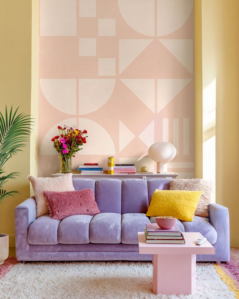 Pared del sofá con papel pintado