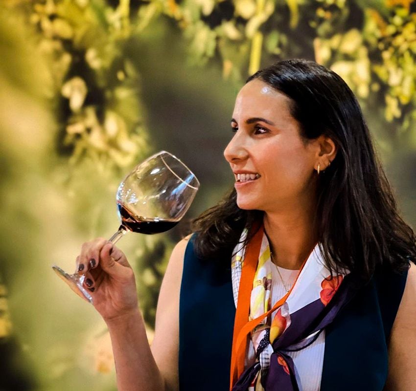 Carolina Inaraja con un copa de vino tinto