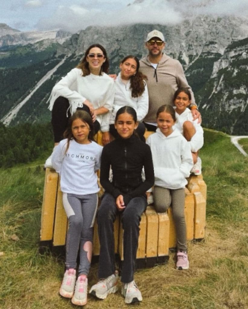 Jacky Bracamontes y su familia en los Alpes italianos.