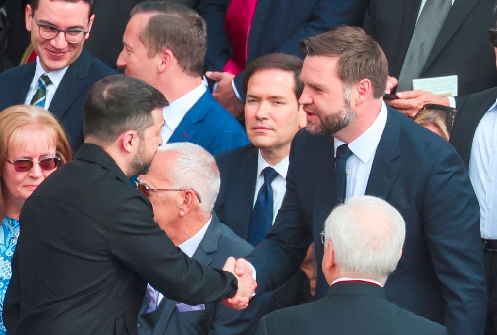 El presidente ucraniano Volodymyr Zelensky y el vicepresidente J.D. Vance se saludaron durante la ceremonia inaugural del papado de León XIV