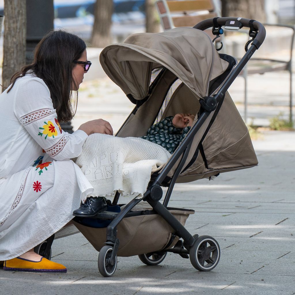 Isabelle Junot, muy pendiente de su hija pequeña, Simona