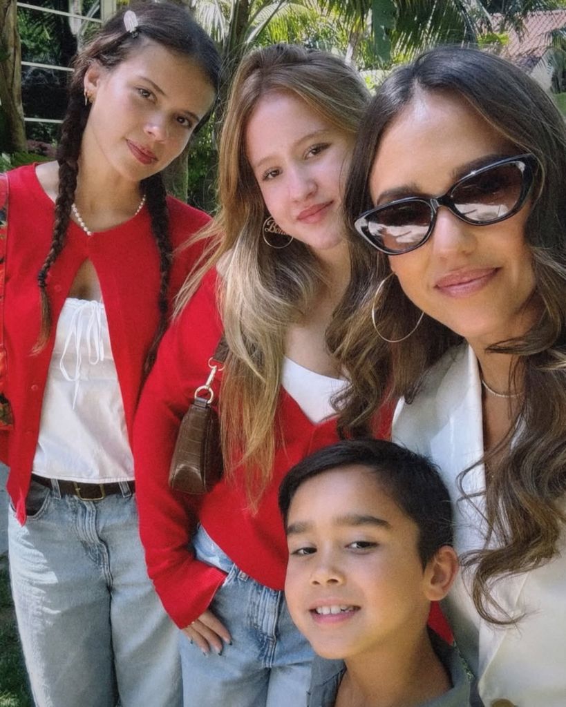 Jessica Alba y sus tres hijos