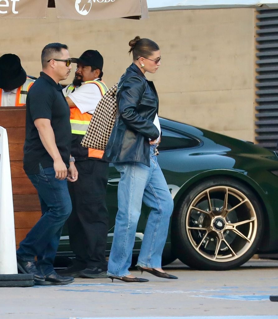 El kitten heel fue el aliado perfecto de Hailey Bieber durante su embarazo