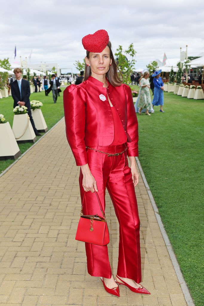 Una de las asistentes al Royal Ascot Luce un look con código de vestimenta Bright Tomato. En recientes fechas, el dress code ha evolucionado introduciendo pequenos cambios como el uso de pantalones.