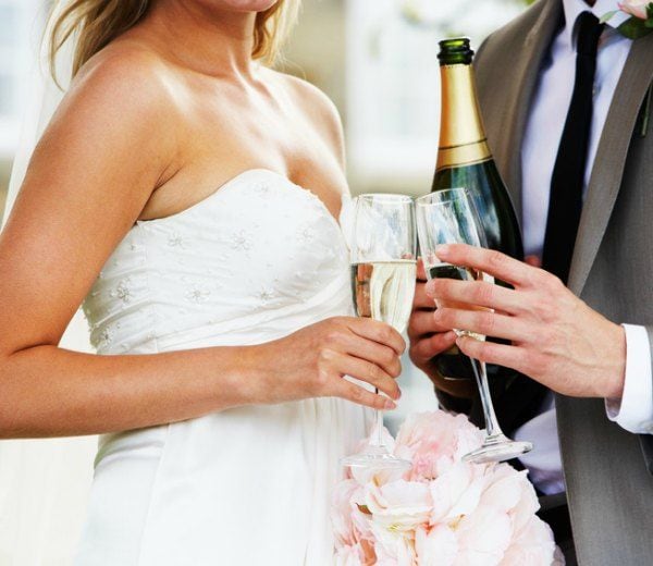 Un brindis con destellos de oro, notas de rosa o con el trasfondo con historia de los caldos de la Rioja: ¿sabes qué vasa servir de beber a tus invitados? 