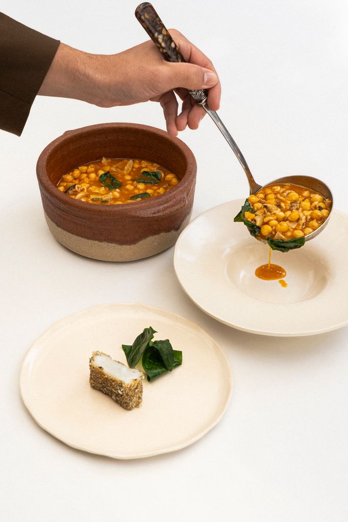 En Caleña nunca faltan las legumbres, un producto indispensable para Diego Sanz.