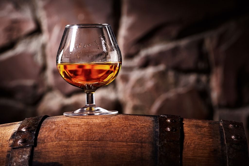 El coñac es uno de los destilados con más solera e historia, que experimenta un proceso doble de destilado.
