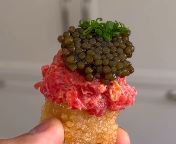 Esta receta lleva unos dados de arroz frito y crujiente sobre el que se pone el tartar de atún y se termina con caviar.