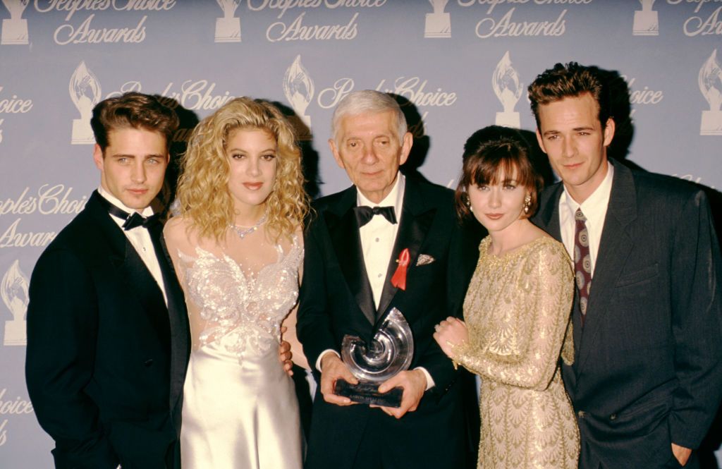 Jason Priestley, Tori Spelling, el productor Aaron Spelling, Shannen Doherty y Luke Perry durante los premios People en 1992