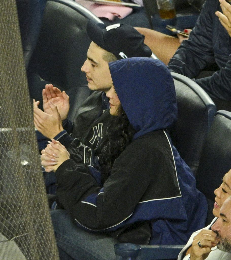 Timothée Chalamet y Kylie Jenner fueron vistos disfrutando del juego de la postemporada de los Yankees en Nueva York.
