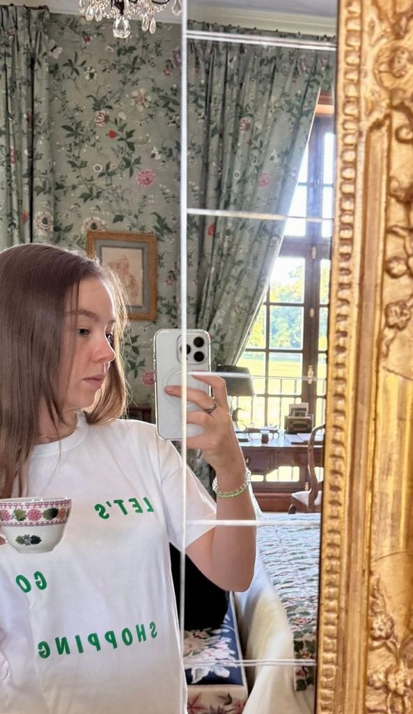 Alejandra de Hannover con camiseta de Uniqlo