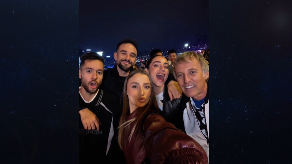 Foto de los invitados junto a Calleja mientras recorrían las calles de China
