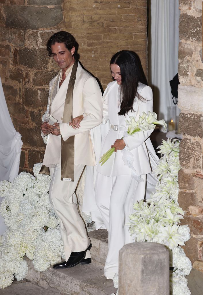 La pareja celebrando su boda rodeados de familiares y amigos.