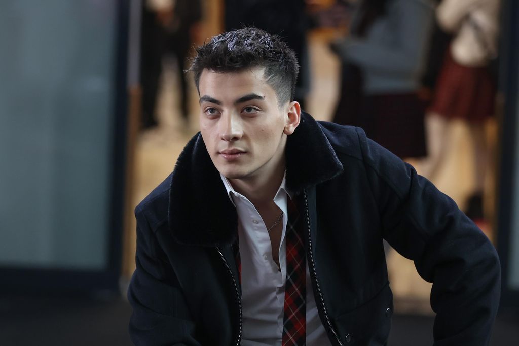 AVance de 'Hermanos': Sarp lee un mensaje en el qiue Lydia afirma que está con él porque Ömer la rechazó