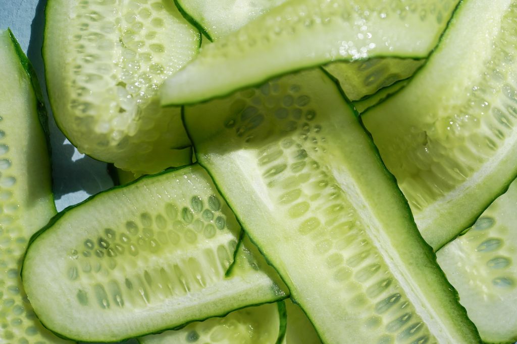 Una de las claves de esta receta es el corte uniforme del pepino en láminas finas.