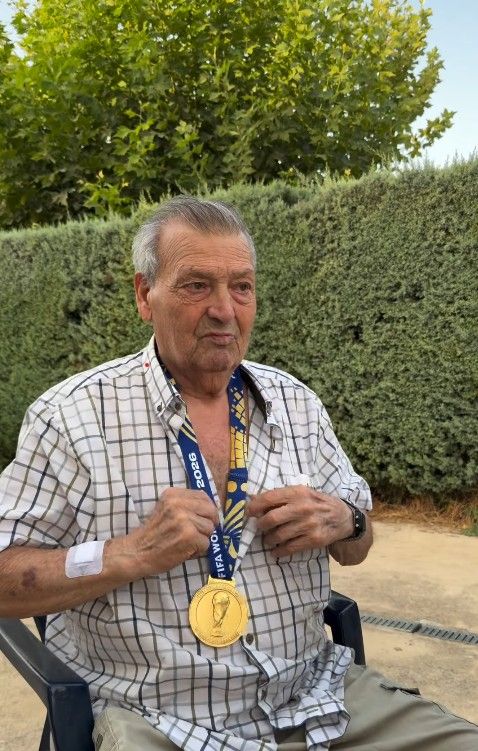 Antonio, el abuelo el futbolista, sostiene la medalla de campeón del mundo