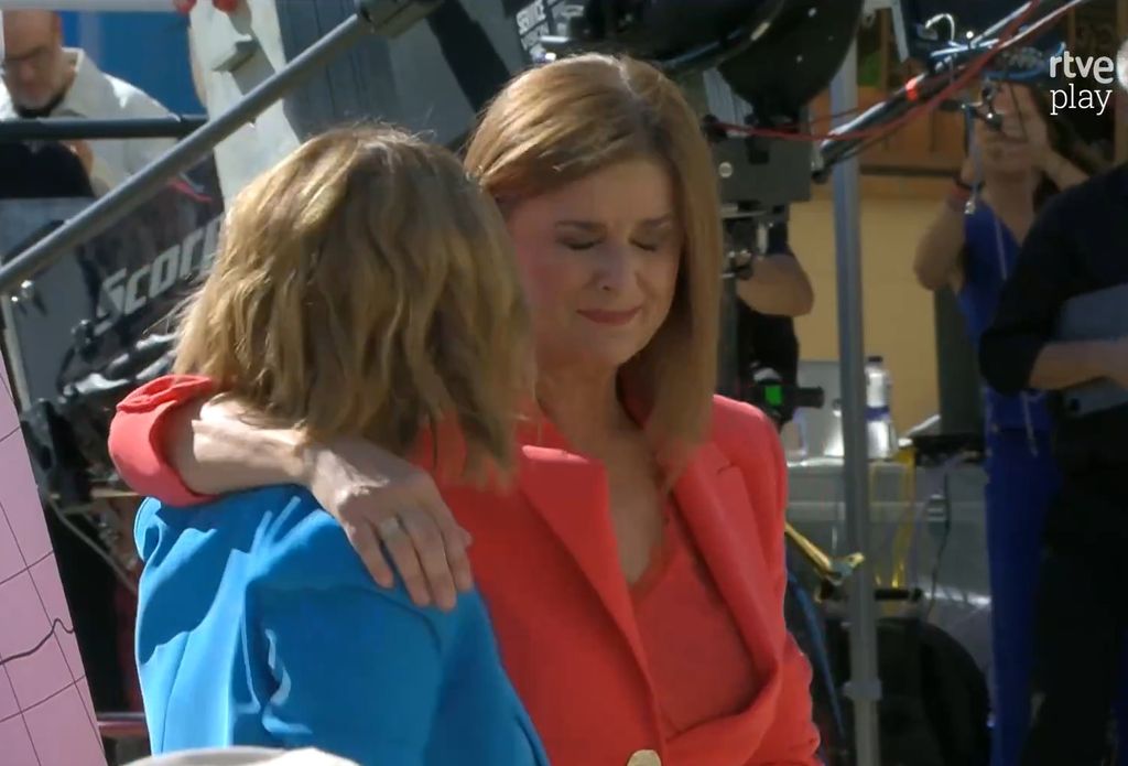 Ana de Roque visiblemente emocionada después de las palabras de María Herranz