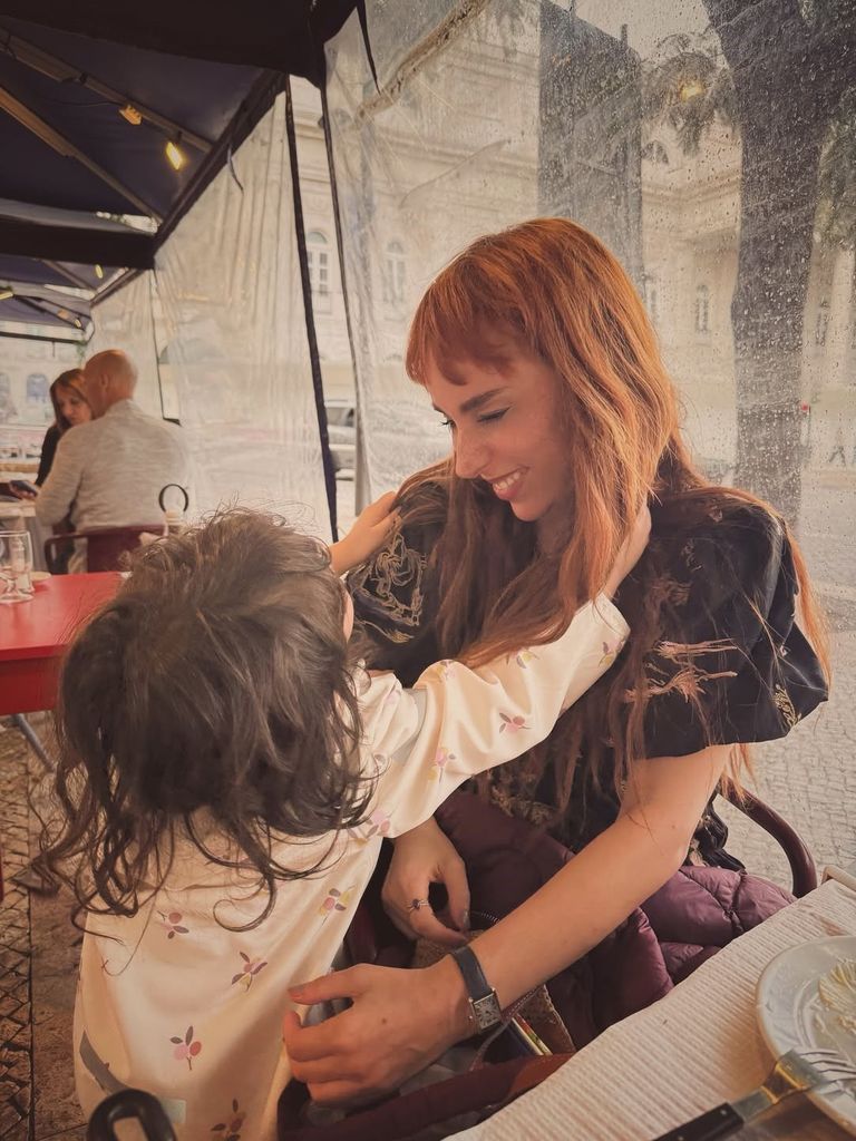 Natalia Téllez y su pequeña hija Emilia.