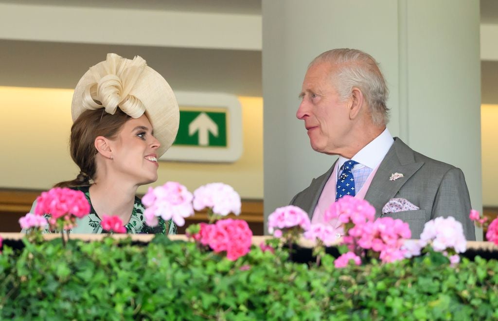 Plano medio de la Princesa Beatriz con Carlos III en un balcón conversando