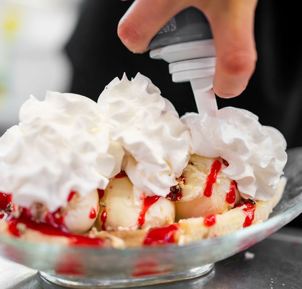 Plátano, helados, nata, siropes... el Banana Split es pura perdición para los más golosos.