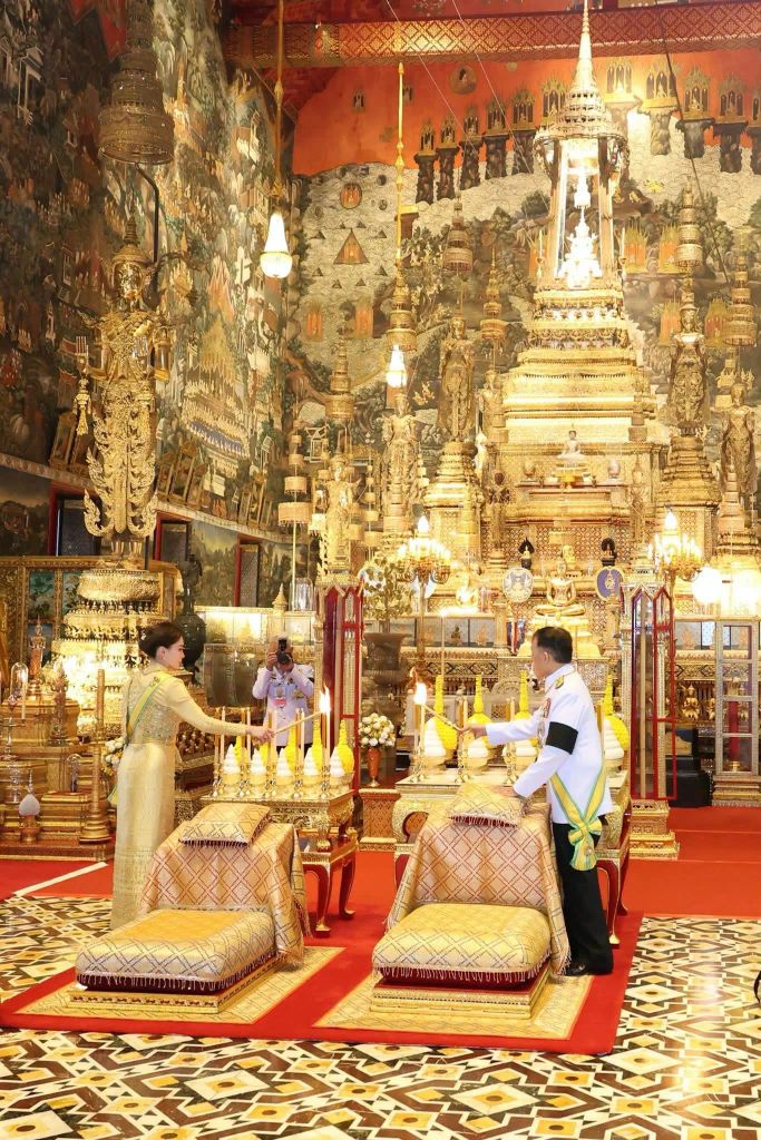El Rama X y Suthida de Tailandia en el encendido de velas