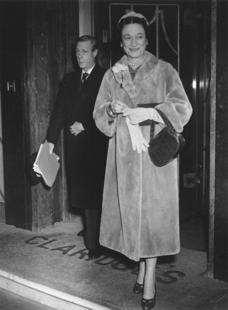 Los duques de Windsor abandonando el hotel en 1953