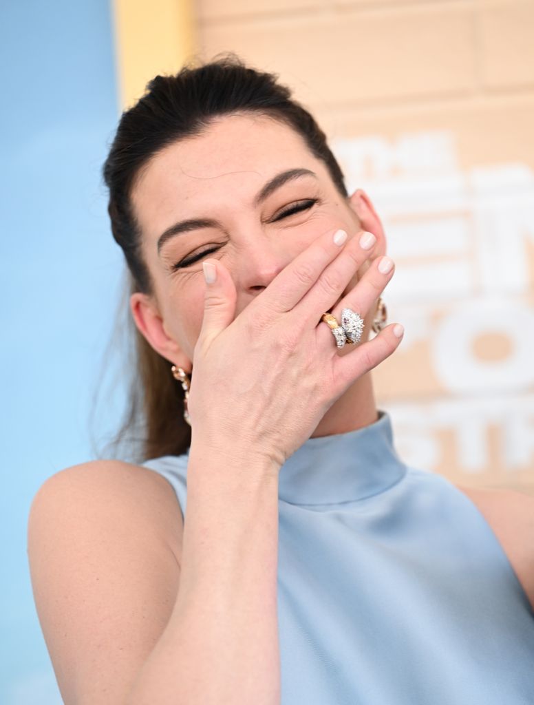 Anne Hathaway lleva este acabado de manicura en la premiere de "The End of Oak Street".