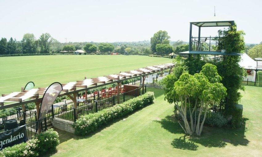 Grandes jardines y espacios abiertos en el Santa María Polo Club.