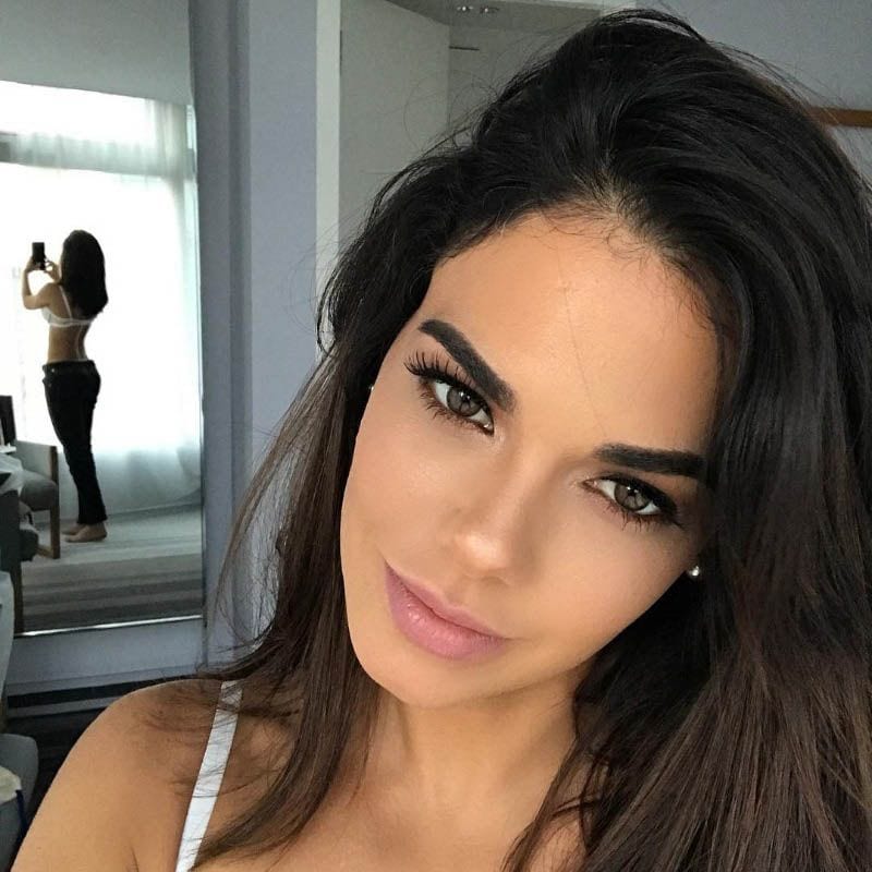 Livia Brito con el torso al descubierto