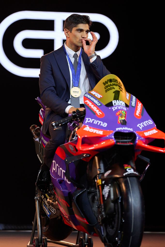 Plano entero de Jorge Martín posando con su moto en los premios MotoGP 2024