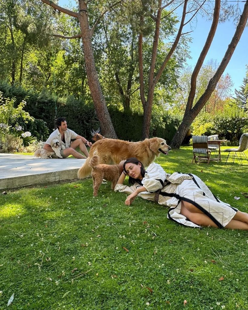 El matrimonio es la viva imagen de la felicidad junto a sus perros