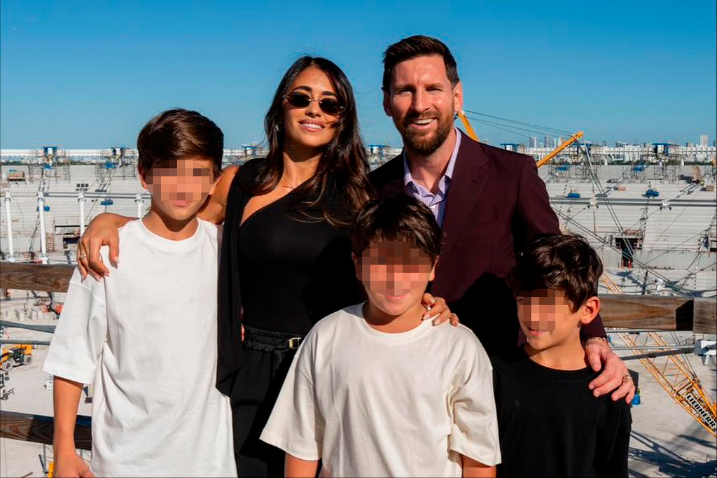 Leo Messi y Antonela Roccuzzo con sus tres hijos