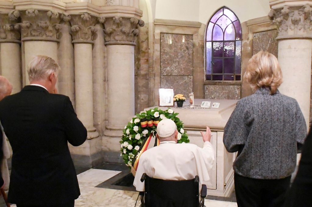 El Papa Francisco junto con los reyes Felipe y Matilde en la tumba del rey Balduino