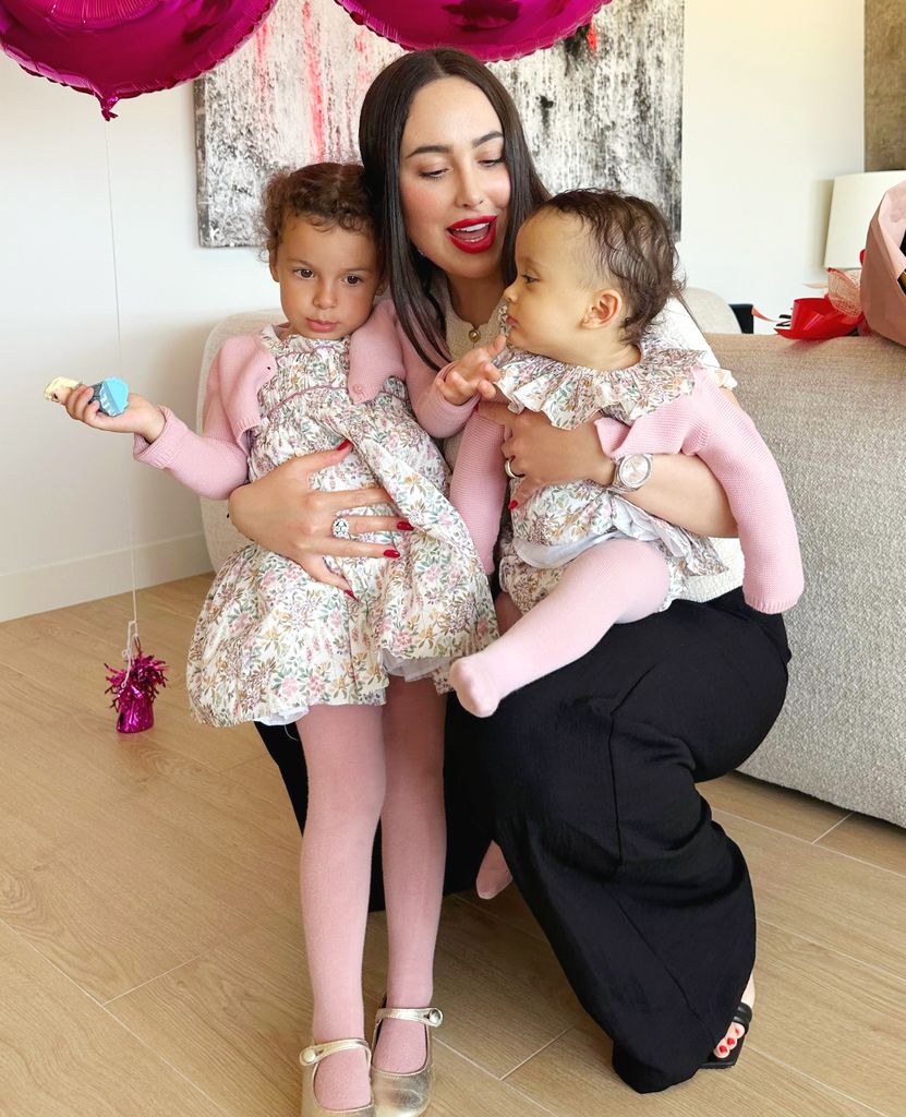 Ivana Rodríguez con sus hijas