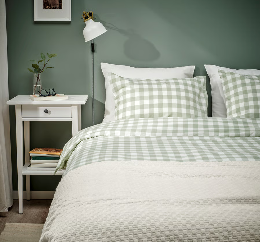 Cama con ropa de cama en tonos verdes